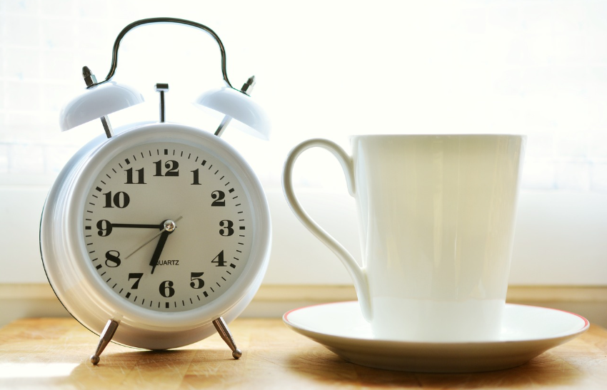 아침을 알리는 시계와 물 한잔 사진