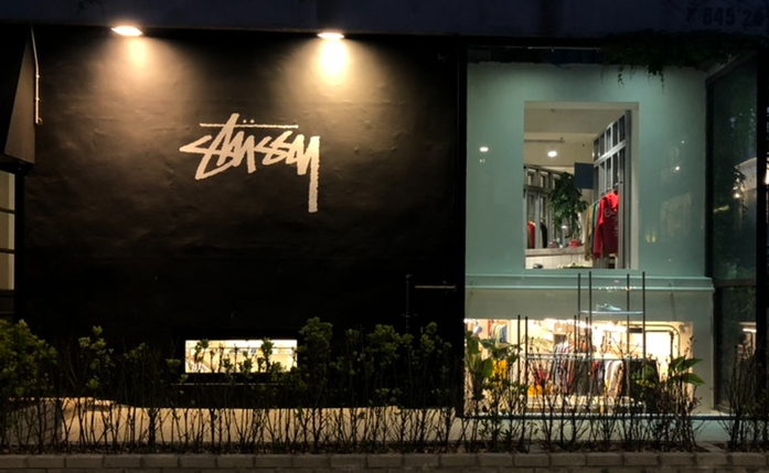 스투시(St&uuml;ssy)는 스트리트웨어의 선구자적인 브랜드로, 1980년대 캘리포니아에서 서핑 문화와 스케이트보드, 힙합, 펑크 등 다양한 서브컬처를 결합하여 독창적인 패션을 선보였습니다.