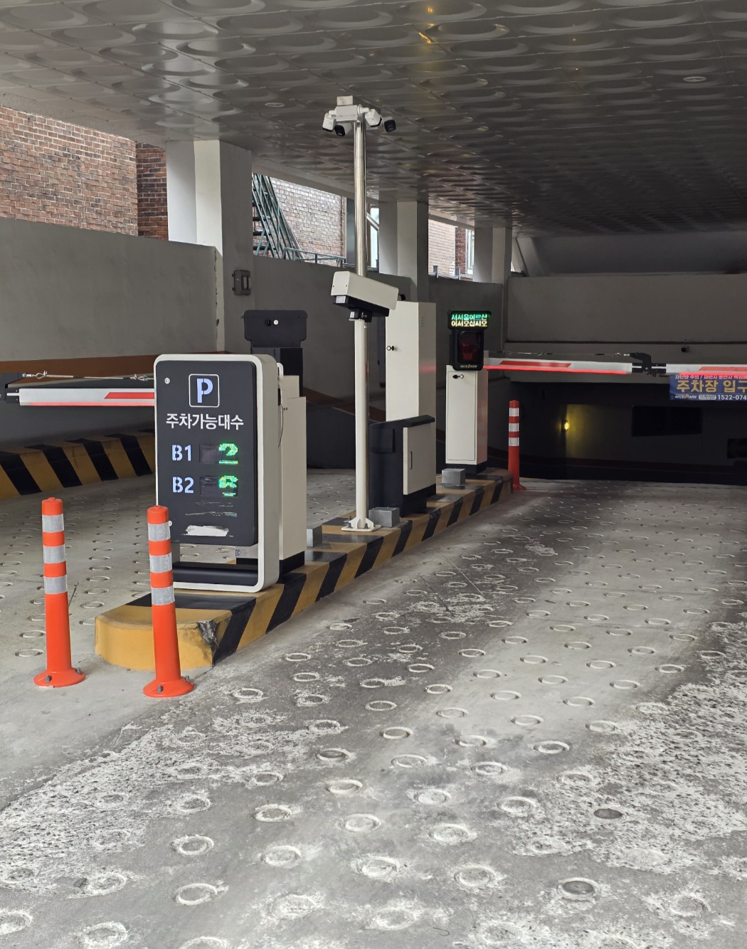 주차장-출입구입니다.