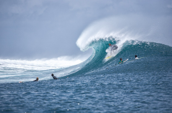 인도네시아 바다에서 서핑을 즐기는 사람들의 사진