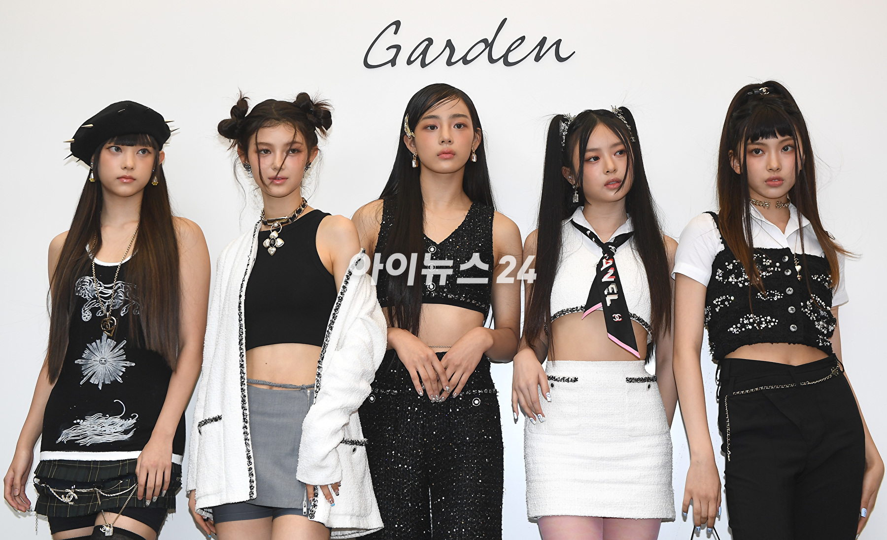 그룹 뉴진스(왼쪽부터 해린&#44; 다니엘&#44; 민지&#44; 하니&#44; 혜인)가 2일 오후 서울 성동구 성수동에서 진행된 샤넬 뷰티 N°1 DE CHANEL GARDEN 오픈 기념 포토행사에 참석하고 있다. [사진=정소희 기자]
