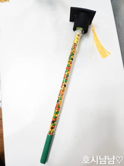 가위바위보 초콜릿 스틱 위에 학사모를 씌운 졸업 인형 제작 과정