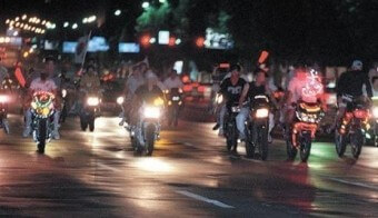 삼일절에-수십대의-오토바이들이-라이트를-켜고-굉음을-내며-도로를-위험하게-질주하는-폭주족들