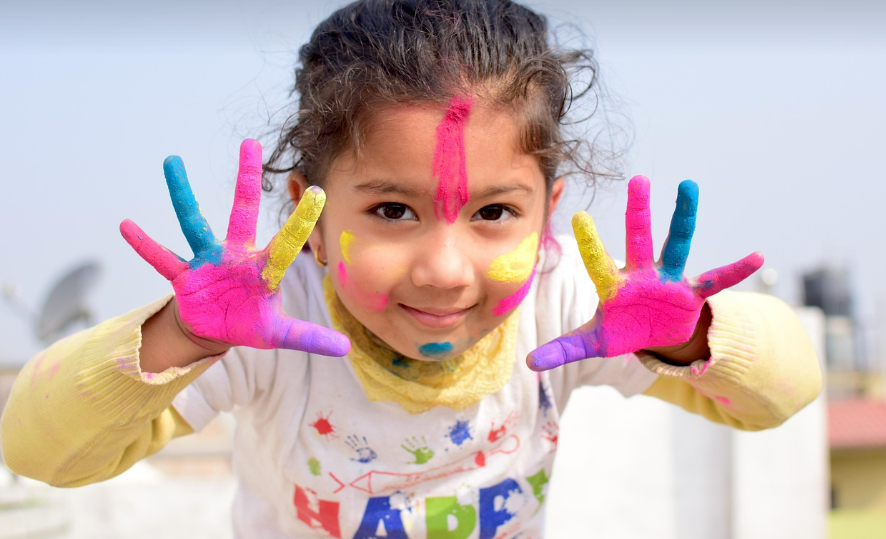 얼굴과 손에 물감 칠한 아이 사진