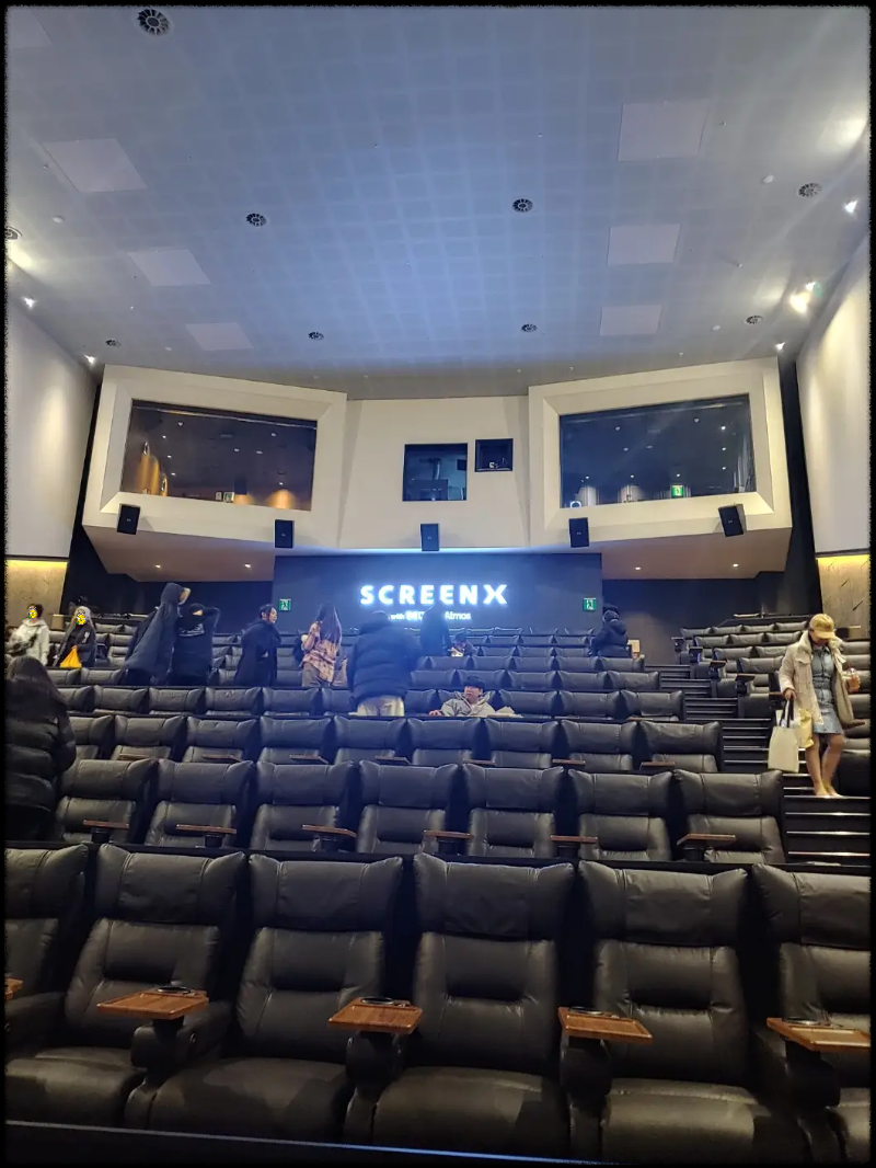 CGV-용산&amp;#44;-세계-최초-4면-상영-스크린-X관&amp;#44;-뜻밖의-순간 /-편안한-리클라이너석