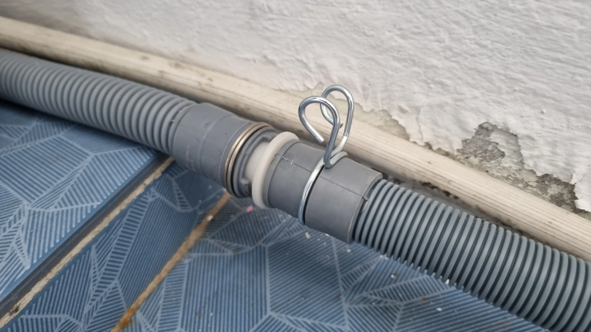 드럼세탁기 배수관 배수 호스 연장 완료 모습