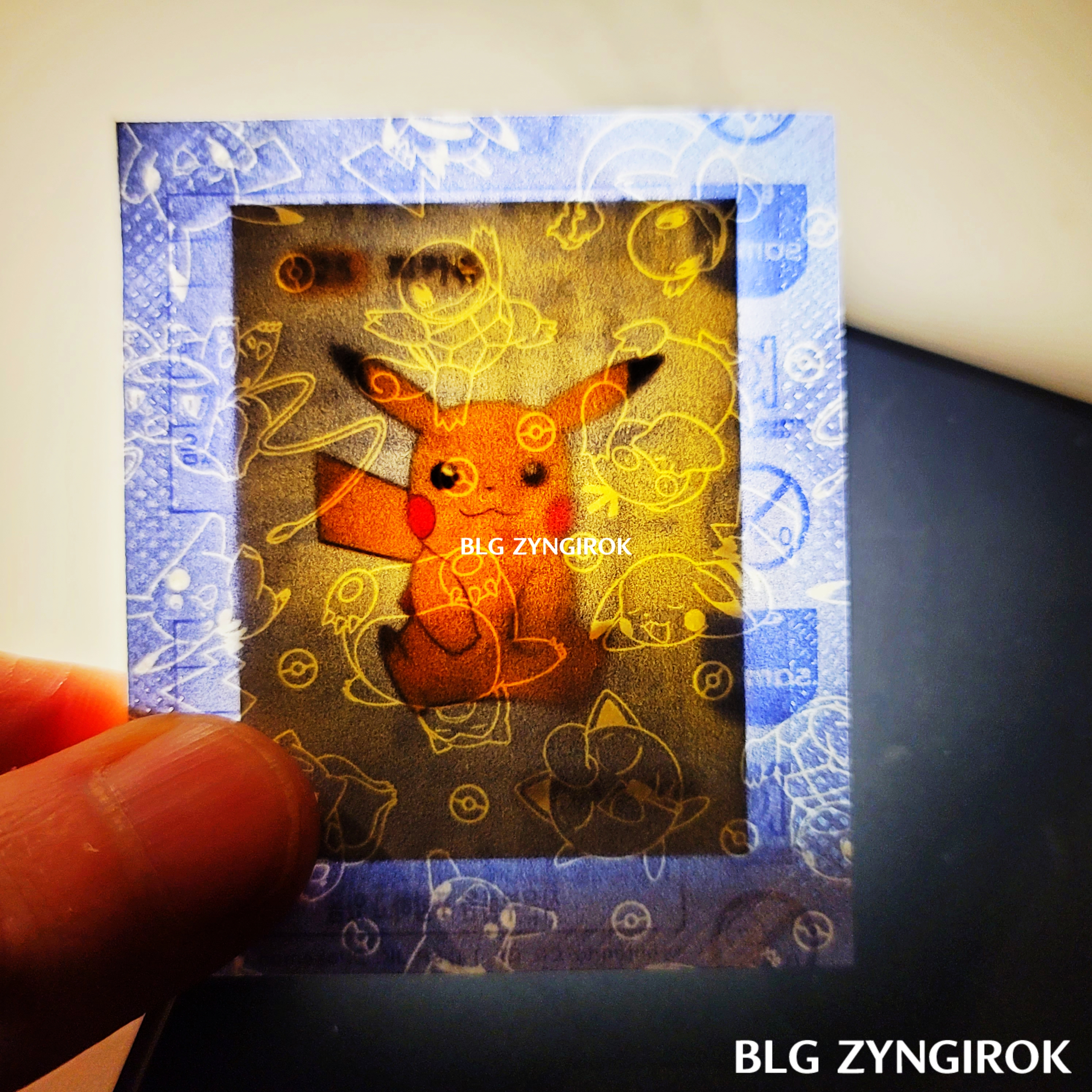 띠부띠부씰-피카츄를-들고있다.