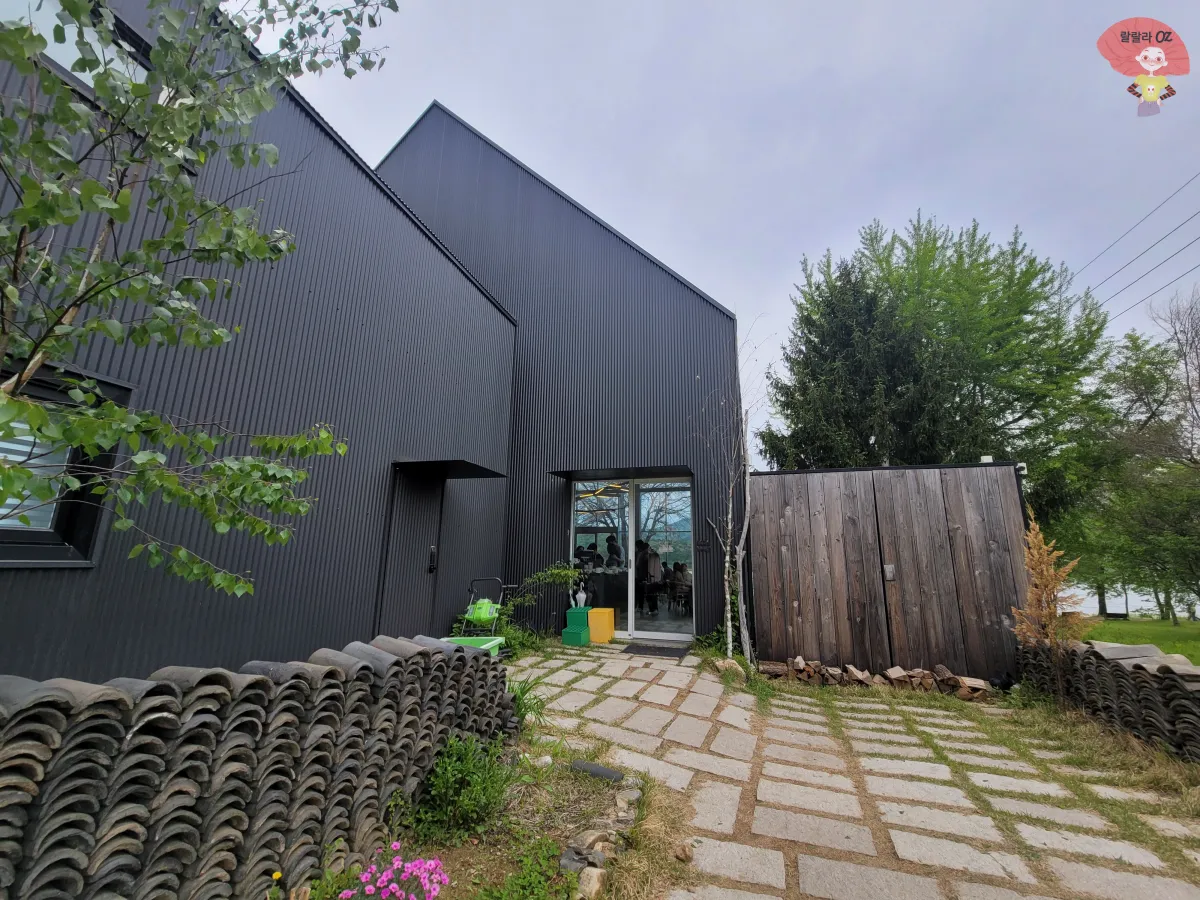 경기-양평-북한강뷰-쌀베이커리카페-그림정원-외관-입구