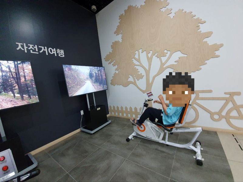 유명산 산림복합체험센트를 즐기는 아이의 모습을 찍은 사진