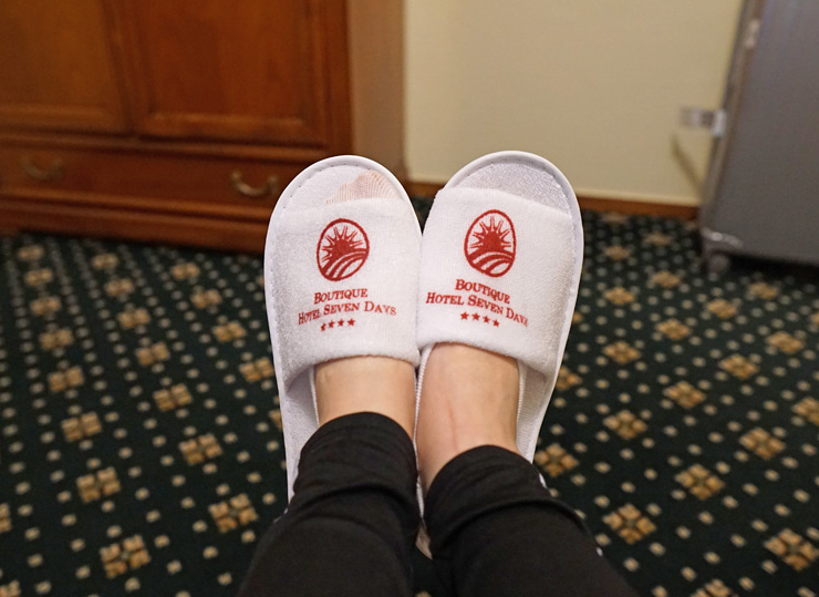 호텔 로고가 새겨진 실내 슬리퍼