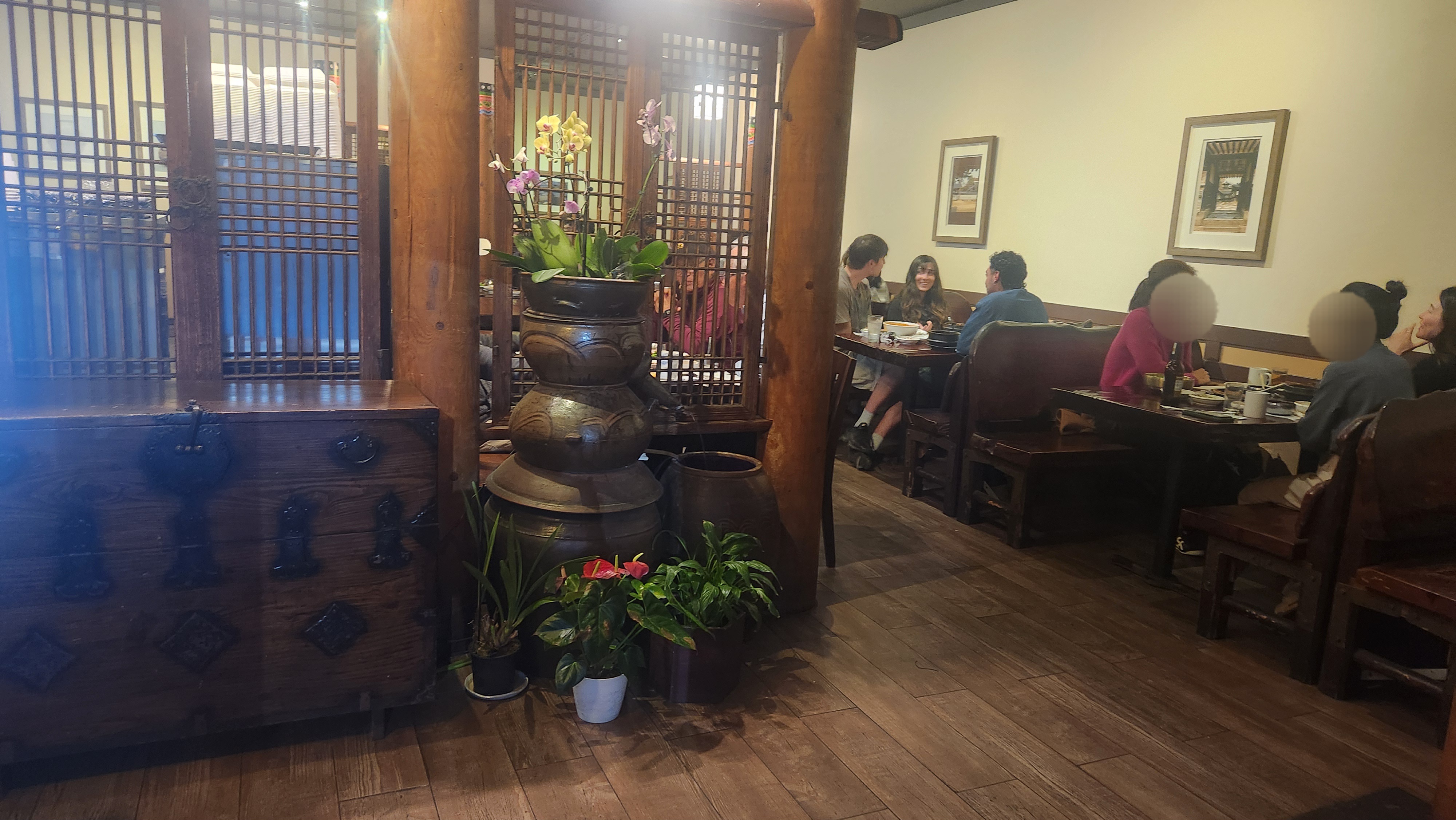 고바우 하우스 실내 – 한국 전통 가옥 분위기를 살린 따뜻하고 아늑한 공간 이미지