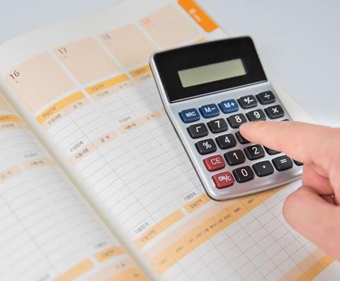 계산기를-두드리는-모습