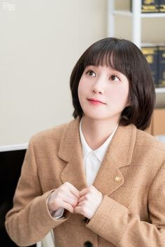 우영우-변호사가-눈을-동그랗게-뜨고-두손을-마주잡고-미소를-지으며-고래를-생각하는-모습