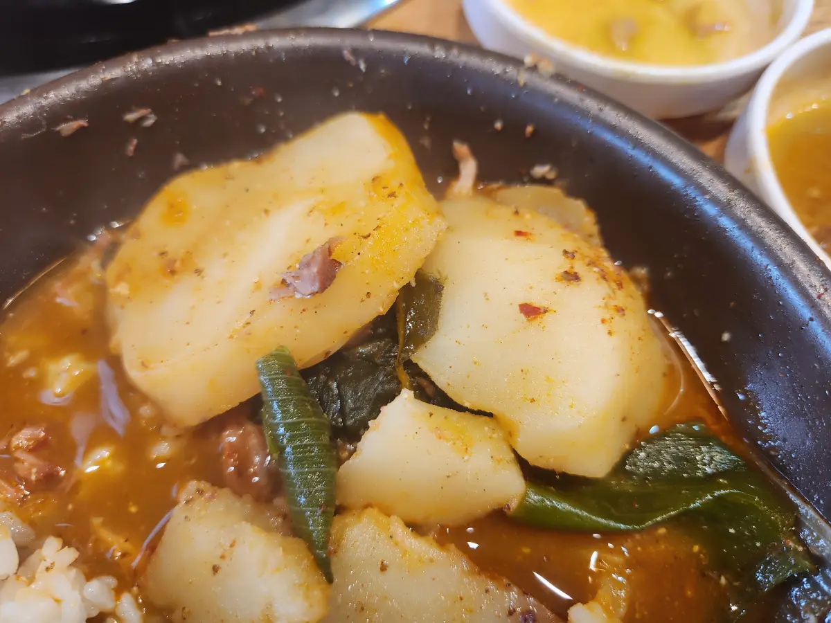 일산-맛집-옛골산더미감자탕-기본-제공-감자-사리