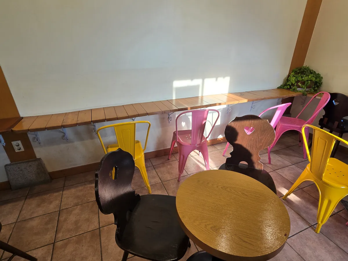 쁘띠프랑스-매점-실내 테이블