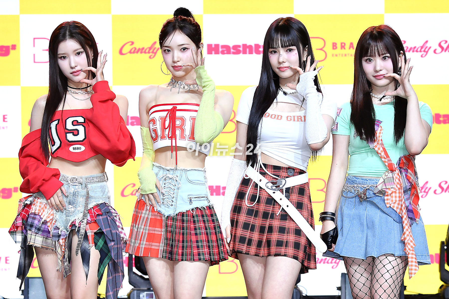 걸그룹 캔디샵이 27일 오후 서울 강남구 일지아트홀에서 열린 미니 1집 'Hashtag#'(해시태그#) 발매 기념 쇼케이스에서 포토타임을 갖고 있다. [사진=곽영래 기자]