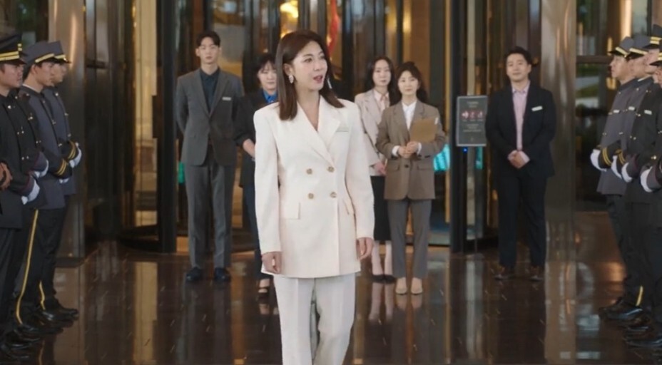 커튼콜 1회 속 하지원 슈트