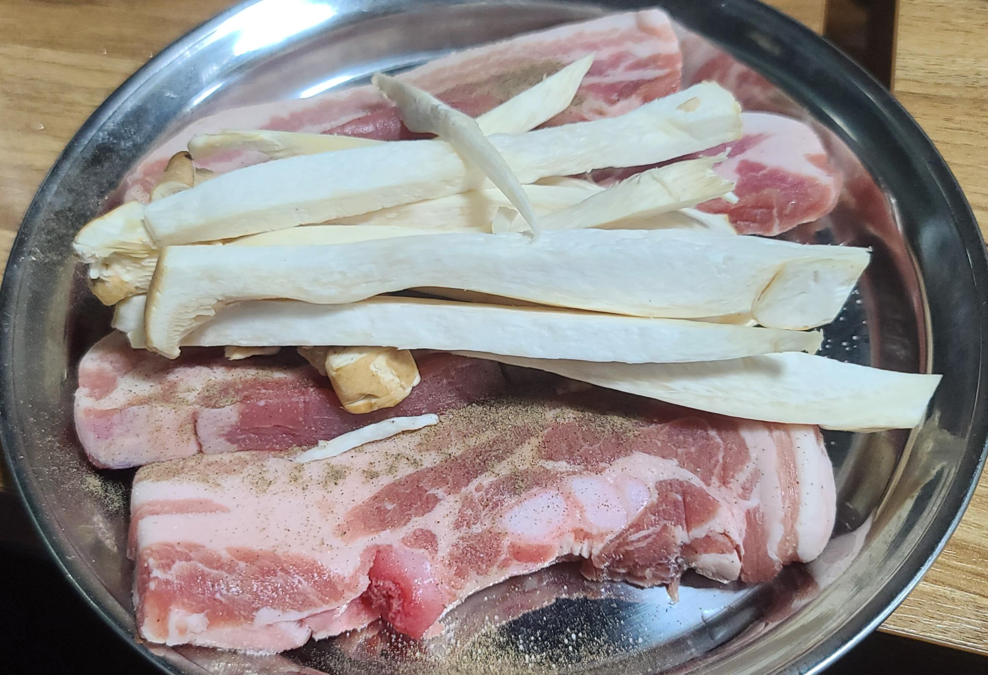냉삼겹살 철뚝집 생삼겹살 냉삼맛집 성남맛집 상대원맛집 철뚝삼겹살 메뉴판 냉동삼겹살 기본반찬 파절이 달걀찜 된장찌개