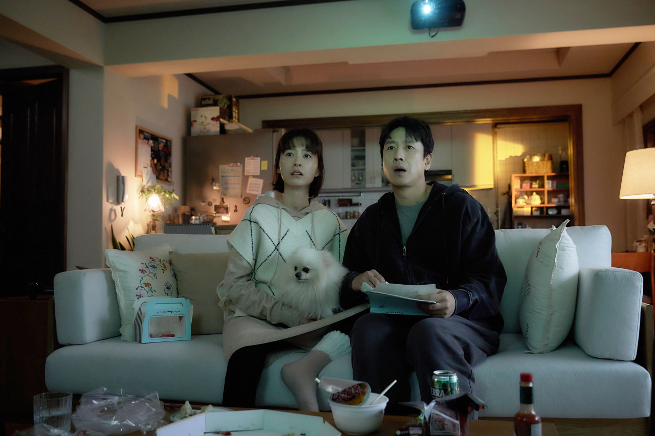 일상을 살아가는 부부 정유미와 이선균이 영화의 주인공