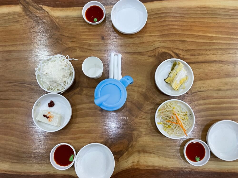 수원 제철 해산물 맛집 낙지 전문점 천포 - 기본찬 세팅