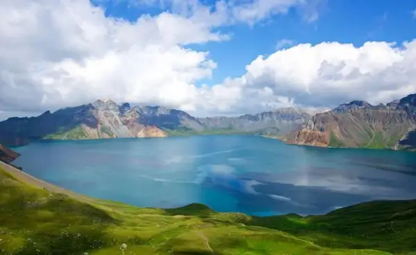 백두산-서쪽-언덕-코스-정상에-서서-바라본-맑고-푸른-하늘과- 깊고-푸른-천지-호수