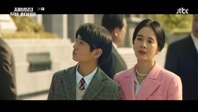 과거에 진도준이라는 아이 몸으로 정신을 차린 송중기가 어리둥절해 하는 사진입니다.