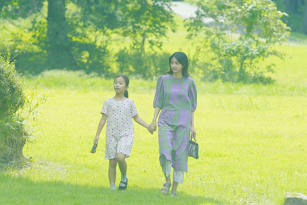 집주임 미나미가 딸과 함께 죽은 남편의 나무를 찾아 가는 모습