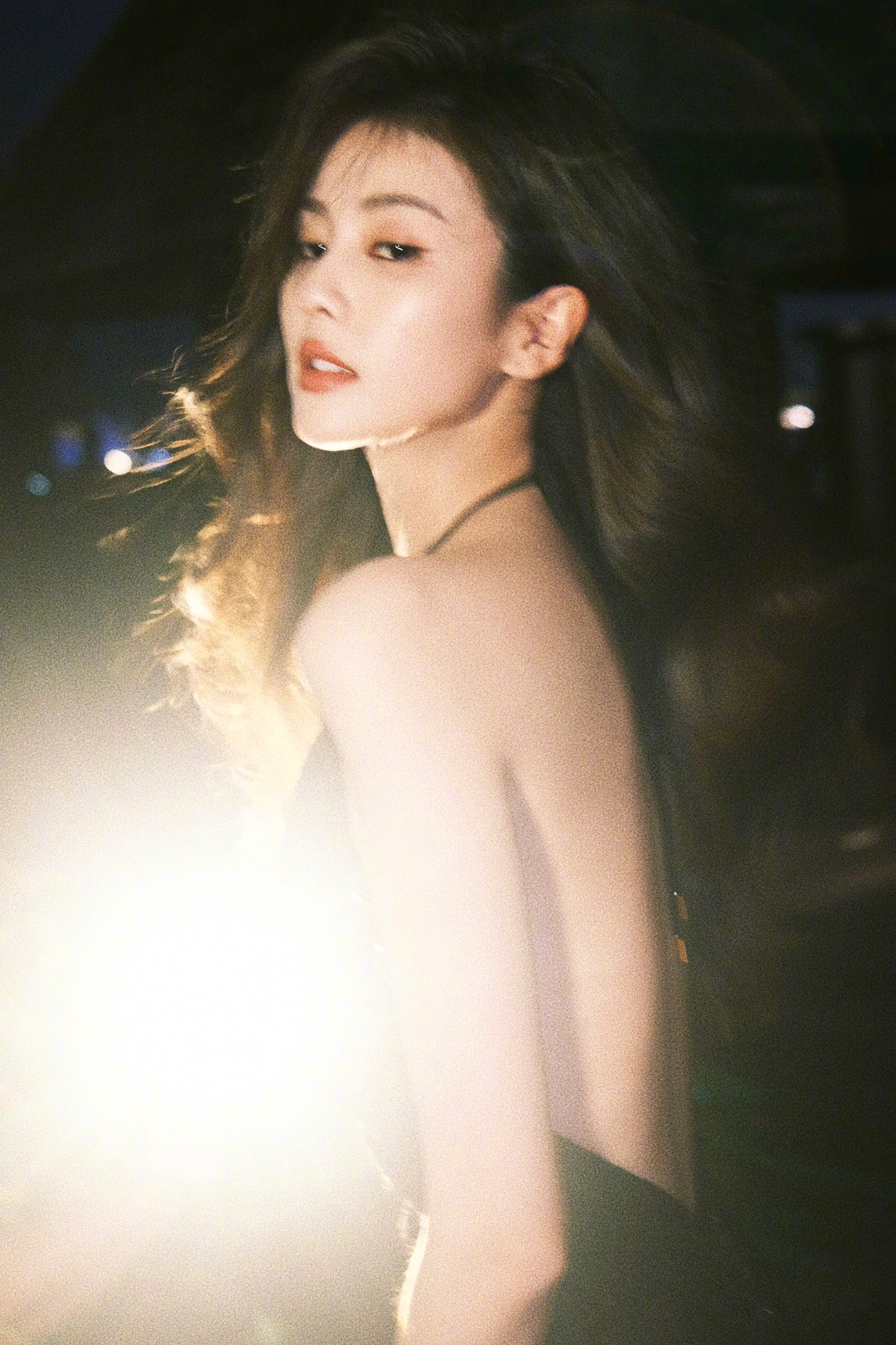 화려하게 터진 스토로보에 놀라듯이