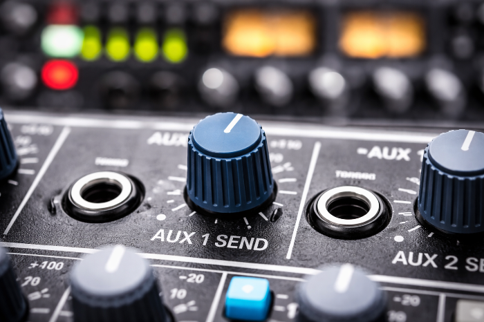 믹서의 AUX Send와 Stereo Return을 활용하여 아날로그 이퀄라이저를 병렬로 연결하는 방식