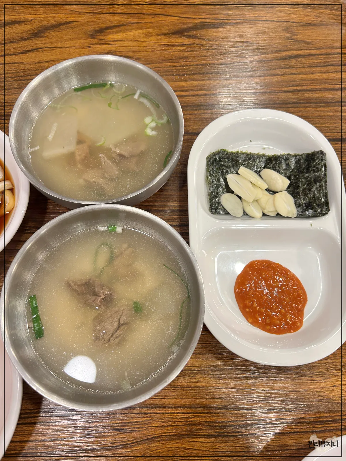 종로-통큰누이네-육회빈대떡-메인-메뉴-나오기전-서빙된-소고기뭇국