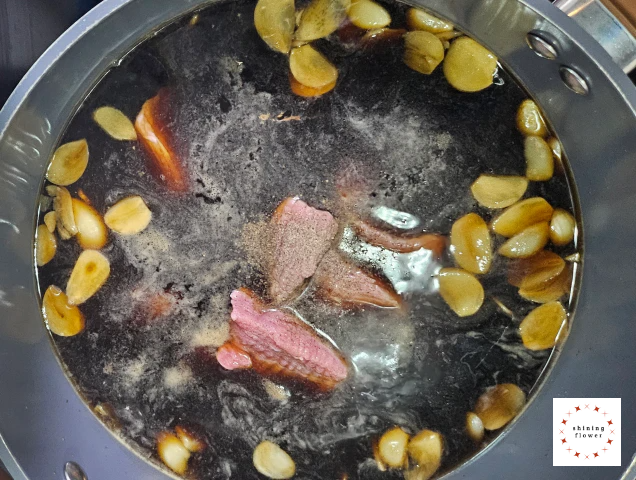 소고기메추리알장조림-핏물 제거한 소고기 넣기