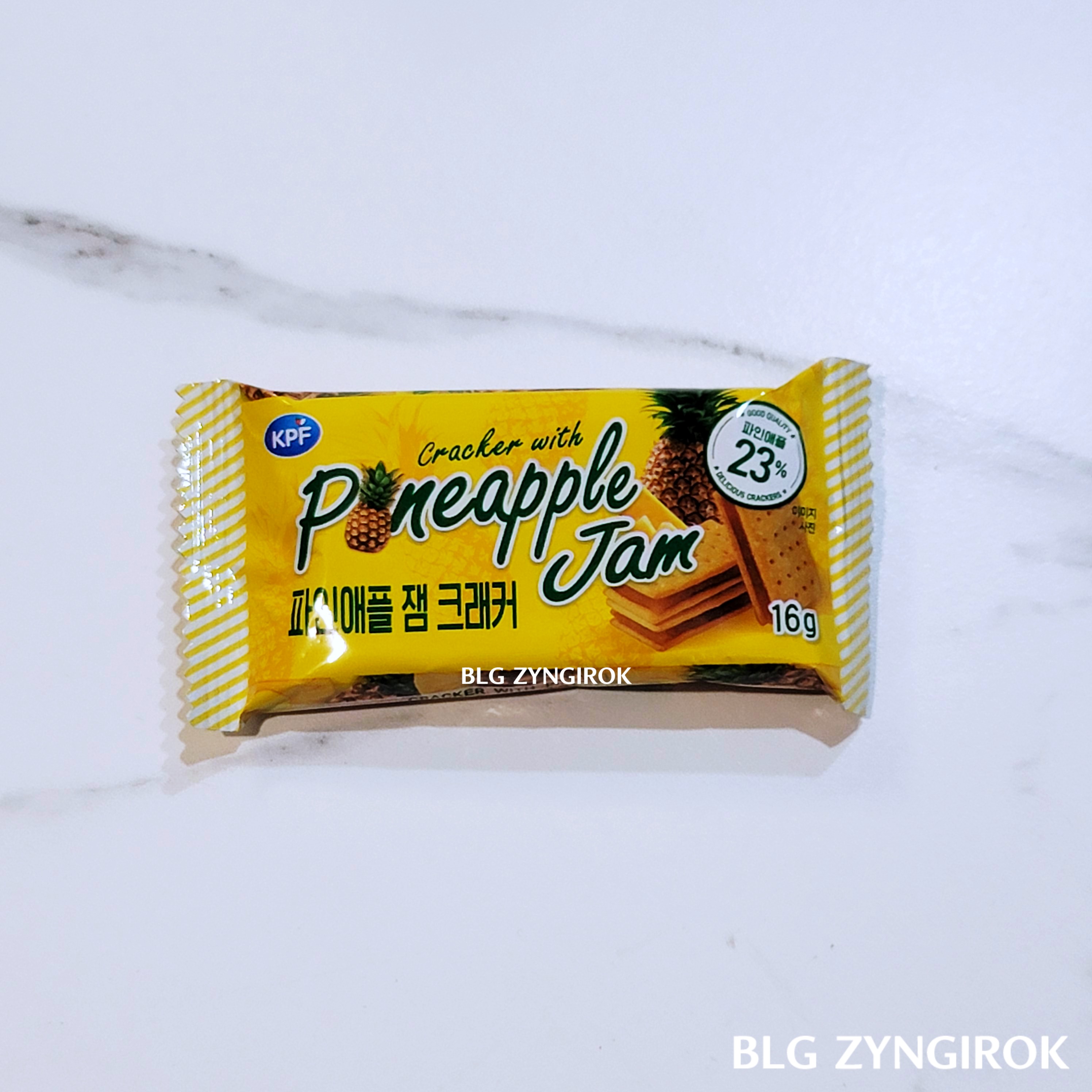 파인애플 잼 크래커 한 개가 테이블 위에 놓여있다.