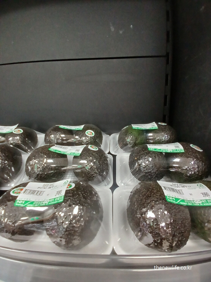 마트 진열대에 놓인 아보카도 포장 상품 &ndash; 비오틴과 비타민 E가 풍부해 두피 보습과 모낭 강화에 도움을 주는 원형탈모에 좋은 음식