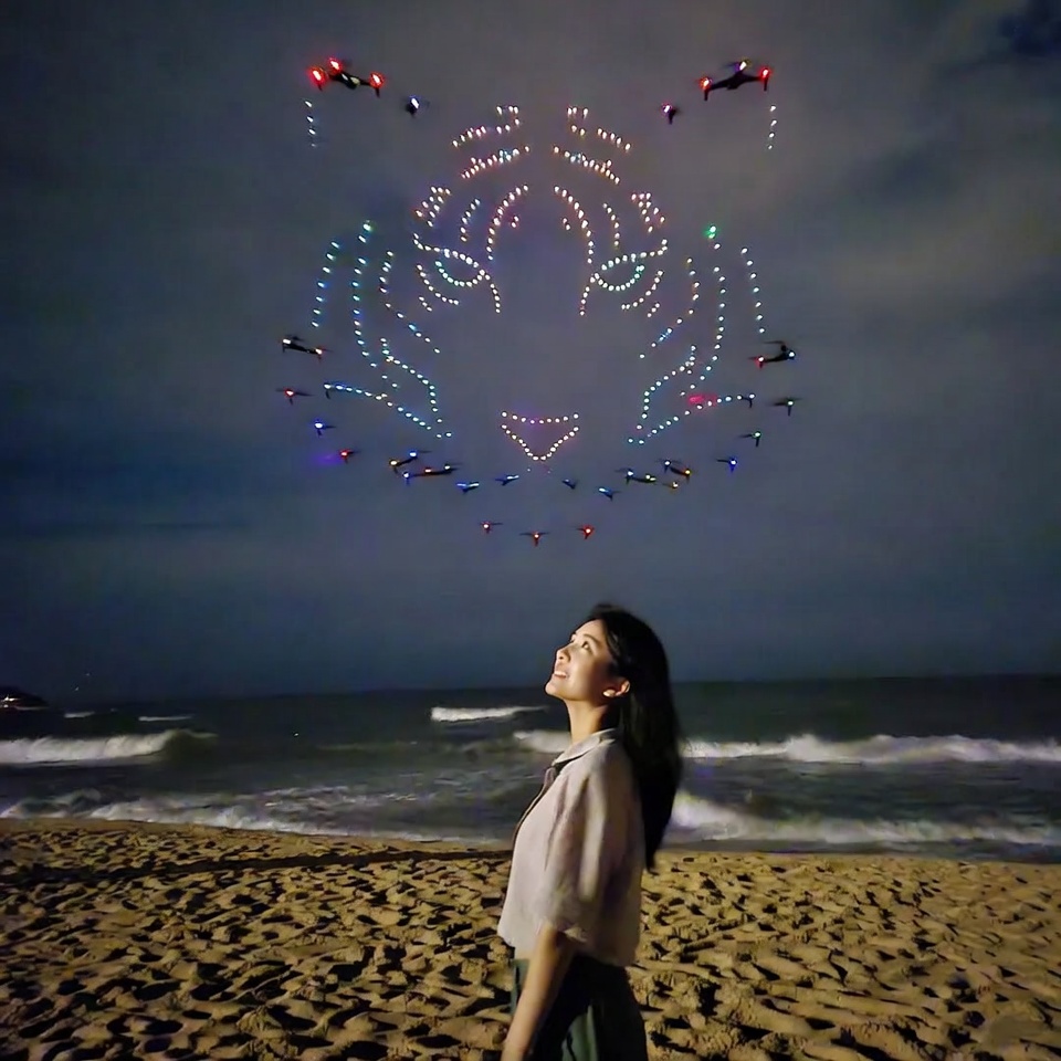 20대 한국여성이 바닷가에서 드론쇼를 즐기는 모습