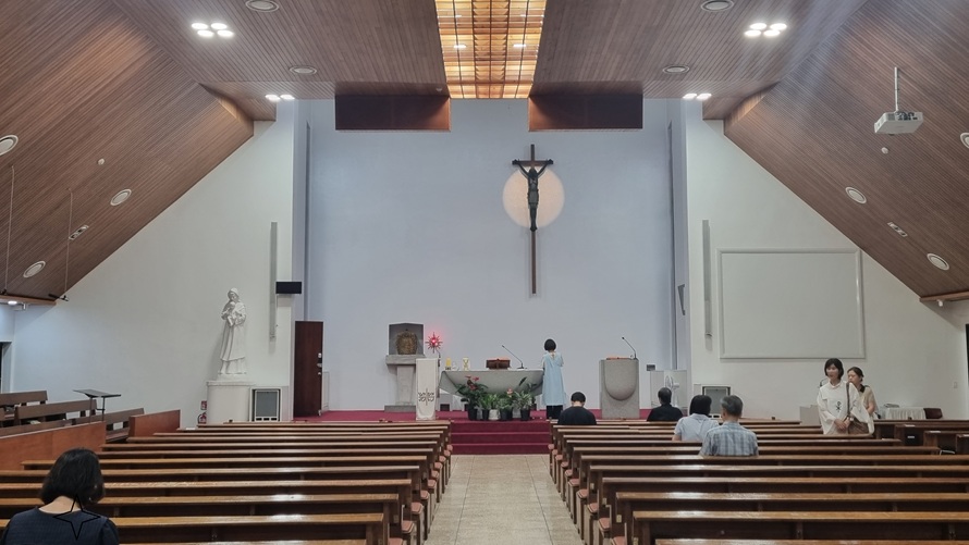 잠실성당 성전 안 십자고상, 제대, 제단, 감실 사진