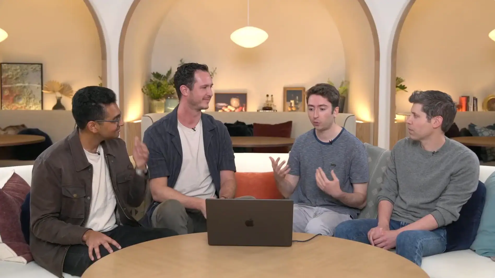 OpenAI가 2025년 10월 21일 발표한 웹 브라우저 ‘ChatGPT Atlas’는 기존 브라우저 위에 인공지능(AI) 채팅 및 ‘에이전트’ 기능을 깊이 통합한 제품입니다. 기존 브라우저처럼 탭·북마크·히스토리를 지원하면서, 우측이나 별도 사이드바에 ChatGPT가 상주해 사용자가 보고 있는 페이지를 이해하고 바로 요약·질의응답·편집 등을 수행할 수 있다는 점이 특징입니다. 또한 “Browser memories(브라우저 기억)”라 하여 사용자가 이전에 본 페이지나 작업했던 맥락을 저장하고 이어서 활용할 수 있는 기능도 도입돼 있습니다.