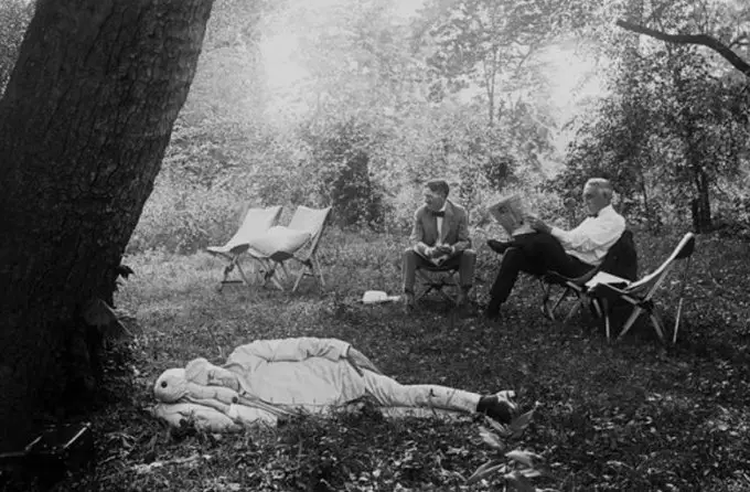 낮잠에 빠진 에디슨의 모습, 자면서 문제 해결 중?