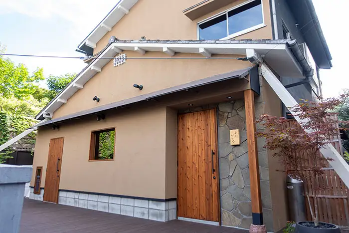 제철 식재료를 맛볼 수 있는 모던한 고민가 이자카야 '이마이즈미 이촌'