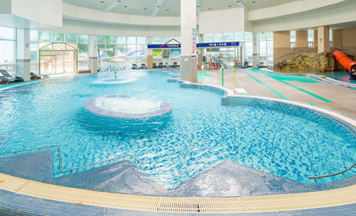 포천 신북온천 스프링폴 (특징: 넓은 온천탕, 다양한 부대시설, 자연 경관)