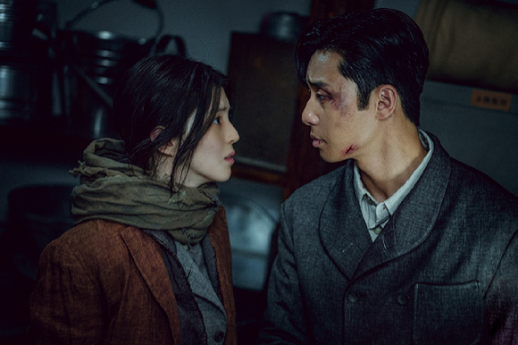 배우 한소희와 박서준이 넷플릭스 시리즈 &#39;경성크리처&#39;(연출 정동윤&#44; 극본 강은경)에서 열연을 펼치고 있다. [사진=넷플릭스]