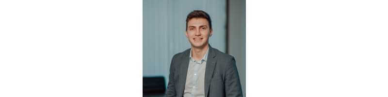 정면-보는-남성