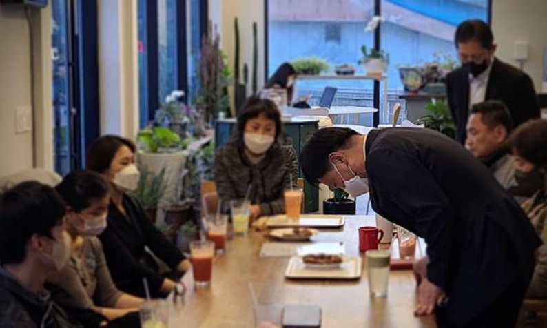 당시 사건담당 변호사 였던 최우성 변호사가 사과하는 모습