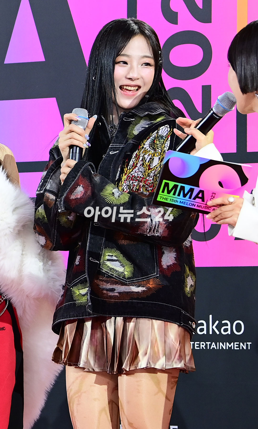 &#39;오늘도 실험적 패션&#39; 그룹 뉴진스(NewJeans)가 2일 오후 인천광역시 중구 인스파이어 아레나에서 열린 MMA2023(멜론뮤직어워드) 레드카펫 행사에 참석하고 있다. [사진=정소희 기자]