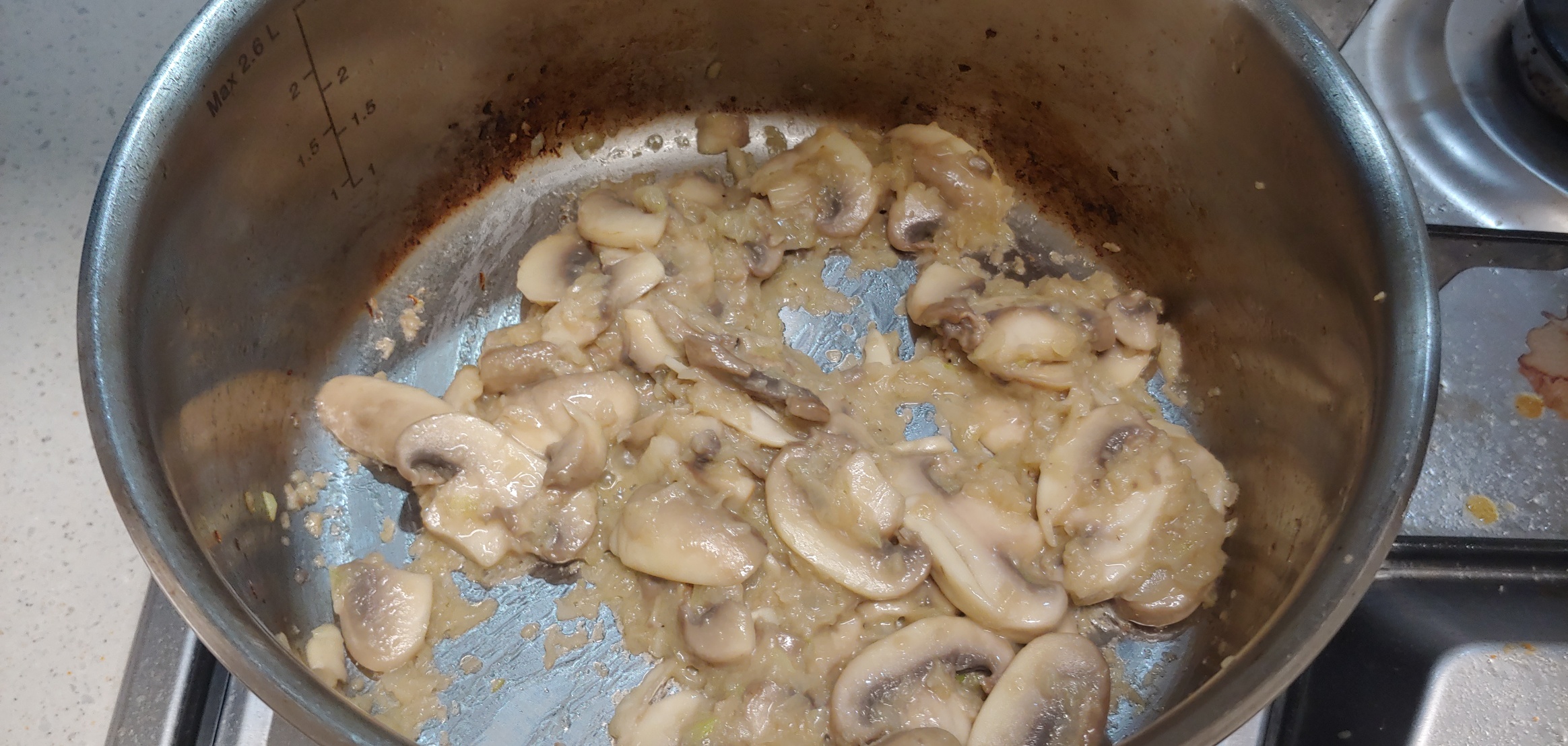 양송이랑 양파는 노릇하게 볶을수록 더 진한맛이 납니다.