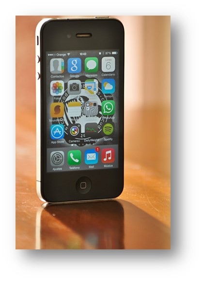 직장인들이 생활하면서 필요한 여러 앱을 보여 주는 스마트폰의 모습