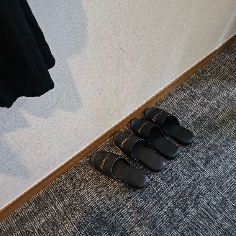 도미인 인사동 호텔 깔끔한 객실 내부와 침대