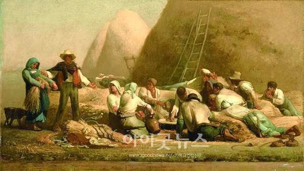 추수하며 앉아 쉬는 사람들 사진