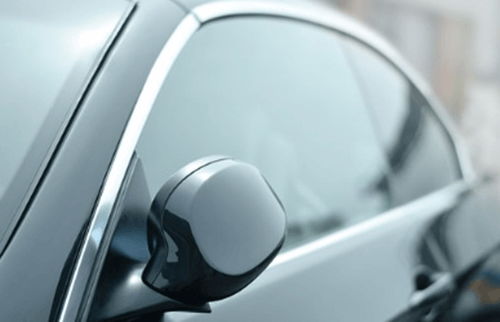 회색 자동차 옆면 창문 모습 입니다.