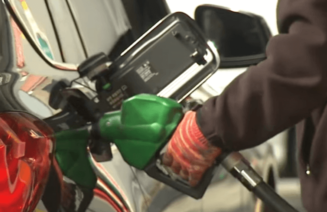 차에 기름을 넣는 장면