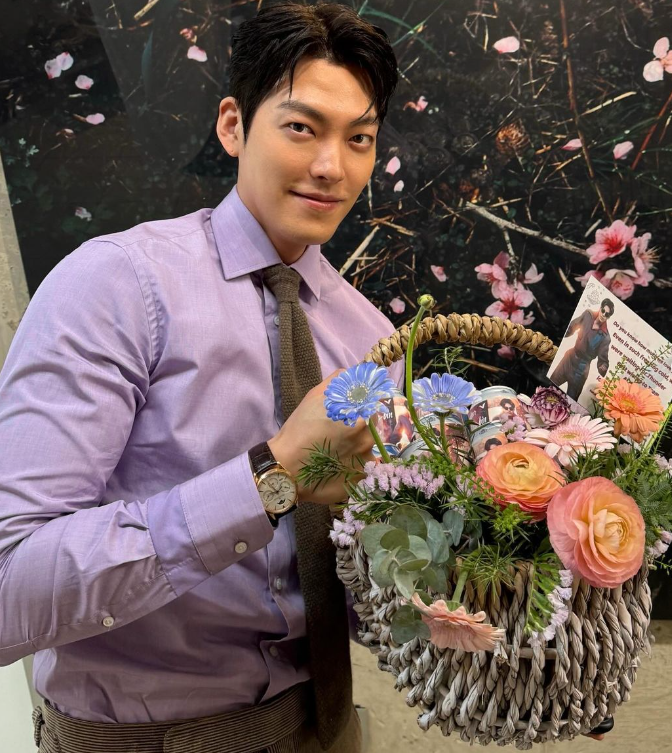 김우빈 프로필 작품활동 연애 신민아 결혼 투병 결별 드라마 영화 넥플릭스